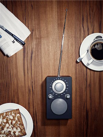 radio - Petit déjeuner et une radio, Suède. Photographie de stock - Premium Libres de Droits, Code: 6102-03828947