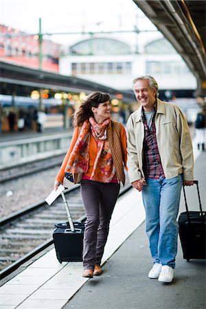 A man and woman on a platform at a railway station, Sweden. Foto de stock - Sin royalties Premium, Código: 6102-03829101