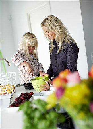 positive - Mère et fille dans une cuisine, Suède. Photographie de stock - Premium Libres de Droits, Code: 6102-03904063