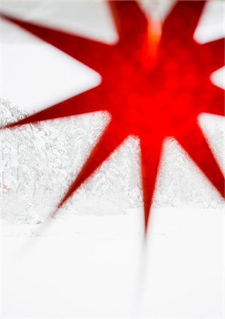 A red advent star in a window, Sweden. Foto de stock - Sin royalties Premium, Código: 6102-03904760