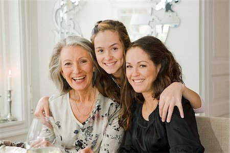 seniors socializing - Portrait d'une grand-mère, fille et petite-fille pour une table, Suède. Photographie de stock - Premium Libres de Droits, Code: 6102-03904786