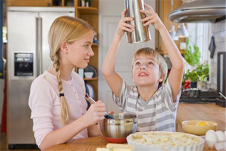 fuete - Sister and brother making a cake, Sweden. Foto de stock - Sin royalties Premium, Código: 6102-03904722