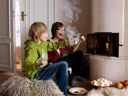 smoky - Two boys spending time in a living room, Sweden. Foto de stock - Sin royalties Premium, Código: 6102-03905099