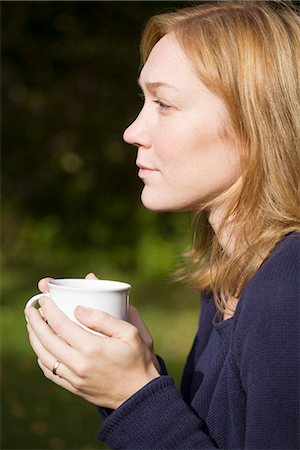 simsearch:649-07238896,k - Woman holding coffee cup, looking away Stock Photo - Premium Royalty-Free, Code: 6102-03905848