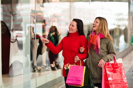 simsearch:6102-06025962,k - Pair of young women window shopping Stock Photo - Premium Royalty-Free, Code: 6102-04929548