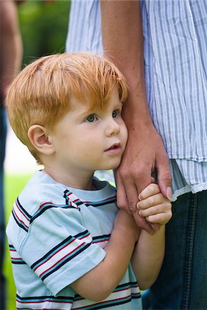 Boy holding mother hand and looking away Foto de stock - Sin royalties Premium, Código: 6102-04929905