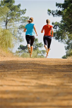 simsearch:6102-08120697,k - Young women jogging Foto de stock - Sin royalties Premium, Código: 6102-05655451