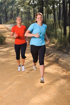 simsearch:6102-08120697,k - Two women jogging in forest Foto de stock - Sin royalties Premium, Código: 6102-05655455