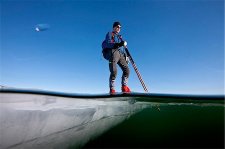Homme debout sur la glace avec pole Photographie de stock - Premium Libres de Droits, Code: 6102-05655476