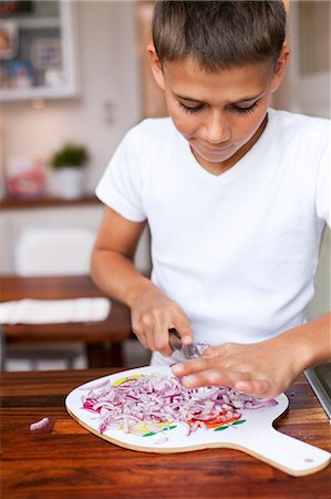 Boy preparing a onion Stock Photo - Premium Royalty-Free, Code: 6102-05655489