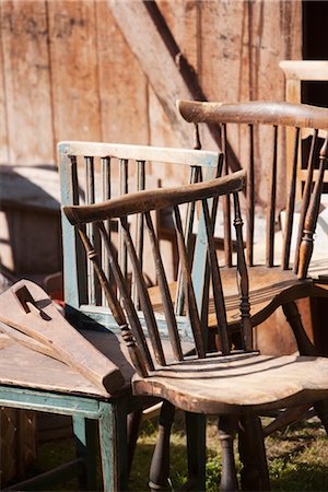 photos old barns - Old wooden chairs on outdoor auction Foto de stock - Sin royalties Premium, Código: 6102-05802546
