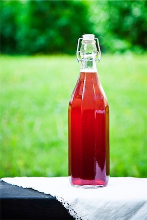 raspberry - Lemonade in bottle on outdoor table Stock Photo - Premium Royalty-Free, Code: 6102-05802573