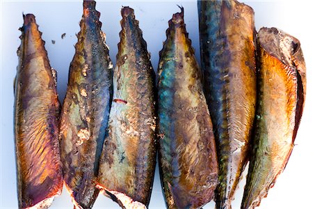 smoked color lines - Close up of smoked mackerels in row Foto de stock - Sin royalties Premium, Código: 6102-05802591