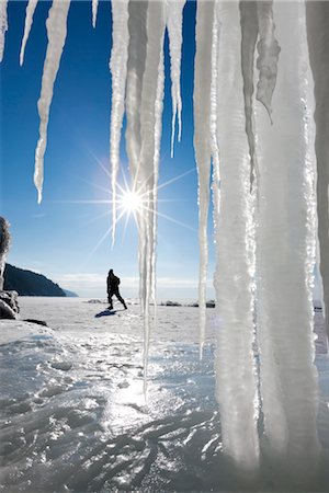 Man waking in field in winter Foto de stock - Sin royalties Premium, Código: 6102-05955901