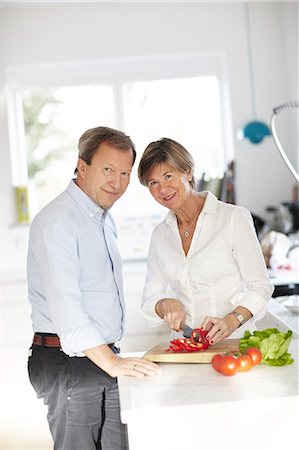 Couple d'âge mûr préparation de la nourriture à table Photographie de stock - Premium Libres de Droits, Code: 6102-06026136