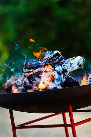 smoky - Brûler du bois dans la grille du barbecue Photographie de stock - Premium Libres de Droits, Code: 6102-06336842