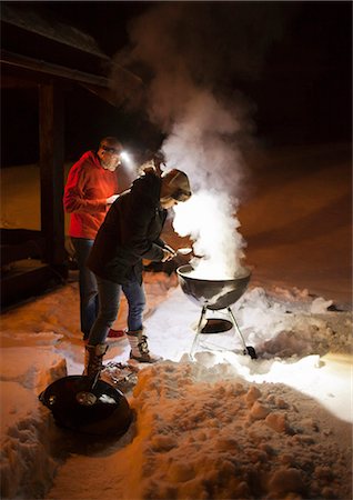 smoky - Woman and man starting grill in snow Foto de stock - Sin royalties Premium, Código: 6102-06336885