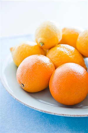 simsearch:6102-07157973,k - Oranges and lemons on plate Stock Photo - Premium Royalty-Free, Code: 6102-06337060