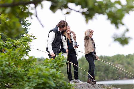 Father with two children fishing Photographie de stock - Premium Libres de Droits, Code: 6102-06777397