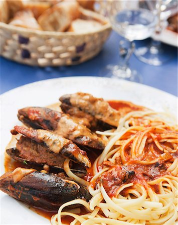 seafood - Seafood with spaghetti, Moules Farcies Foto de stock - Sin royalties Premium, Código: 6102-06777535