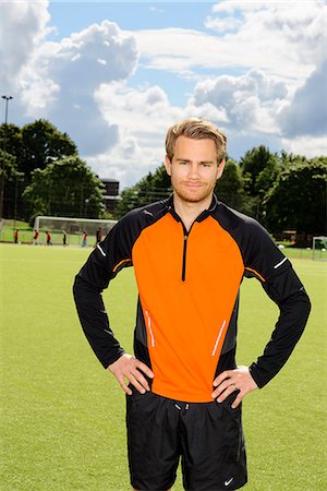 soccer player (male) - Portrait of male athlete standing on field Foto de stock - Sin royalties Premium, Código: 6102-06777709