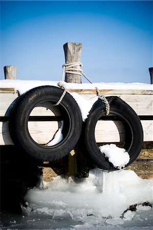 simsearch:6102-06337107,k - Car tires on jetty at winter Photographie de stock - Premium Libres de Droits, Code: 6102-06965547