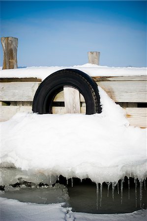 simsearch:6102-06337107,k - Car tire on jetty at winter Photographie de stock - Premium Libres de Droits, Code: 6102-06965546