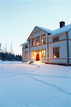 Illuminated house on winter evening Stock Photo - Premium Royalty-Free, Code: 6102-06965657