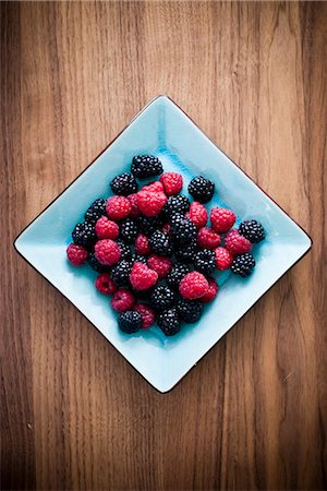simsearch:6102-07157973,k - Studio shot of blackberries and raspberries in bowl Stock Photo - Premium Royalty-Free, Code: 6102-07157953