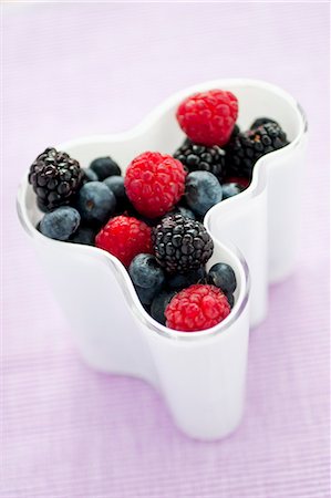 simsearch:6102-07157973,k - Studio shot of berries in dish Stock Photo - Premium Royalty-Free, Code: 6102-07157951