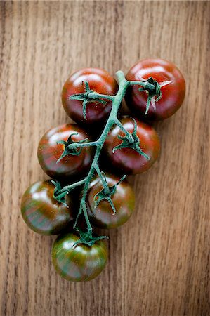 simsearch:6102-07157973,k - Tomato on wooden table Stock Photo - Premium Royalty-Free, Code: 6102-07157962