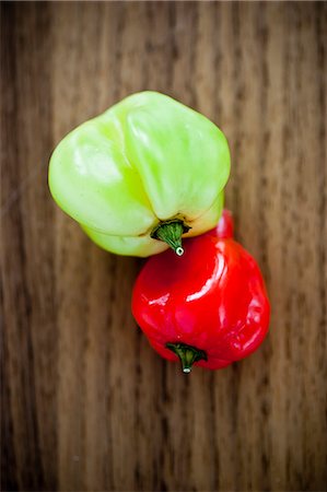 simsearch:6102-07157973,k - Sweet peppers on wooden table Stock Photo - Premium Royalty-Free, Code: 6102-07157964