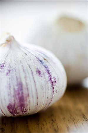 simsearch:6102-07157973,k - Garlic on wooden table Stock Photo - Premium Royalty-Free, Code: 6102-07157966
