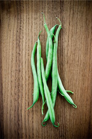 simsearch:6102-07157973,k - Green beans on wooden table Stock Photo - Premium Royalty-Free, Code: 6102-07157969