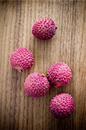 simsearch:6102-07157973,k - Leeche fruits on wooden table Stock Photo - Premium Royalty-Free, Code: 6102-07157972