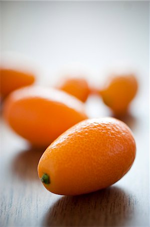 simsearch:6102-07157973,k - Kumquat fruits on wooden table Stock Photo - Premium Royalty-Free, Code: 6102-07157974