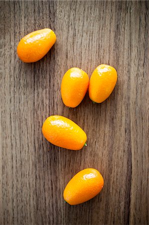simsearch:6102-07157973,k - Kumquat fruits on wooden table Stock Photo - Premium Royalty-Free, Code: 6102-07157975