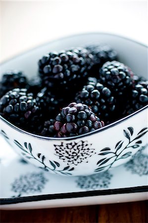 simsearch:6102-07157973,k - Studio shot of bowl of blackberries Stock Photo - Premium Royalty-Free, Code: 6102-07157978