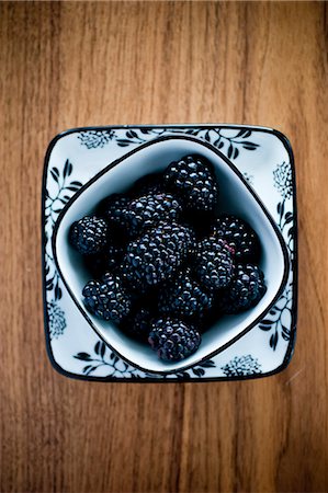 simsearch:6102-07157973,k - Blackberries in bowl on wooden table Stock Photo - Premium Royalty-Free, Code: 6102-07157979