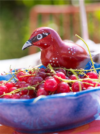 simsearch:6102-07157973,k - Redcurrants in bowl with red bird Stock Photo - Premium Royalty-Free, Code: 6102-07158079