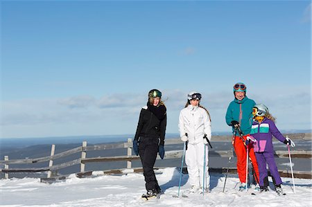 simsearch:6126-08643376,k - Father with daughters skiing, Sweden Foto de stock - Sin royalties Premium, Código: 6102-07158154