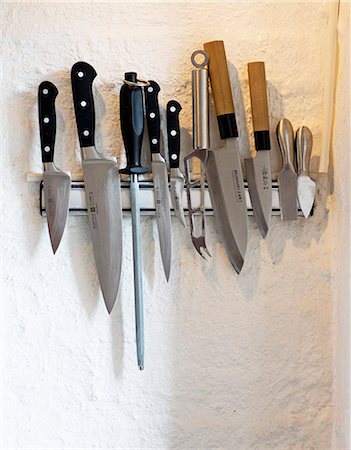 simsearch:649-06164558,k - Knives hanging in row Photographie de stock - Premium Libres de Droits, Code: 6102-07158190