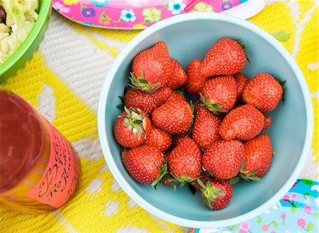 simsearch:6102-07157973,k - Bowl with strawberries, directly above Stock Photo - Premium Royalty-Free, Code: 6102-07158240