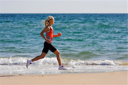 simsearch:6102-08120697,k - Young woman running on beach, Algarve, Portugal Foto de stock - Sin royalties Premium, Código: 6102-07158251