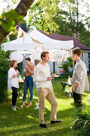 People having party in garden Photographie de stock - Premium Libres de Droits, Code: 6102-07282637