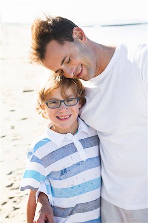Father with son on beach Foto de stock - Sin royalties Premium, Código: 6102-07521602