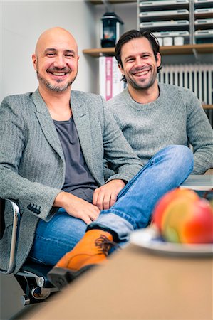 Two smiling office workers, Gothenburg, Sweden Foto de stock - Sin royalties Premium, Código: 6102-07602520