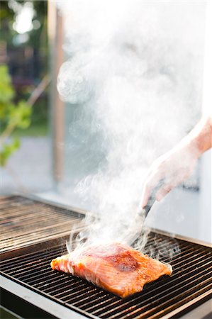 Salmon on grill, Sweden Photographie de stock - Premium Libres de Droits, Code: 6102-07768465