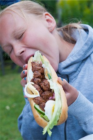 eating (animals eating) - Eating a large baguette with meatballs Stock Photo - Premium Royalty-Free, Code: 6102-07769078