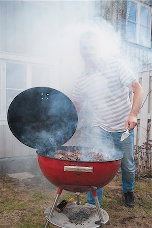 smoky - Smoke and flames from barbecue Foto de stock - Sin royalties Premium, Código: 6102-07769083